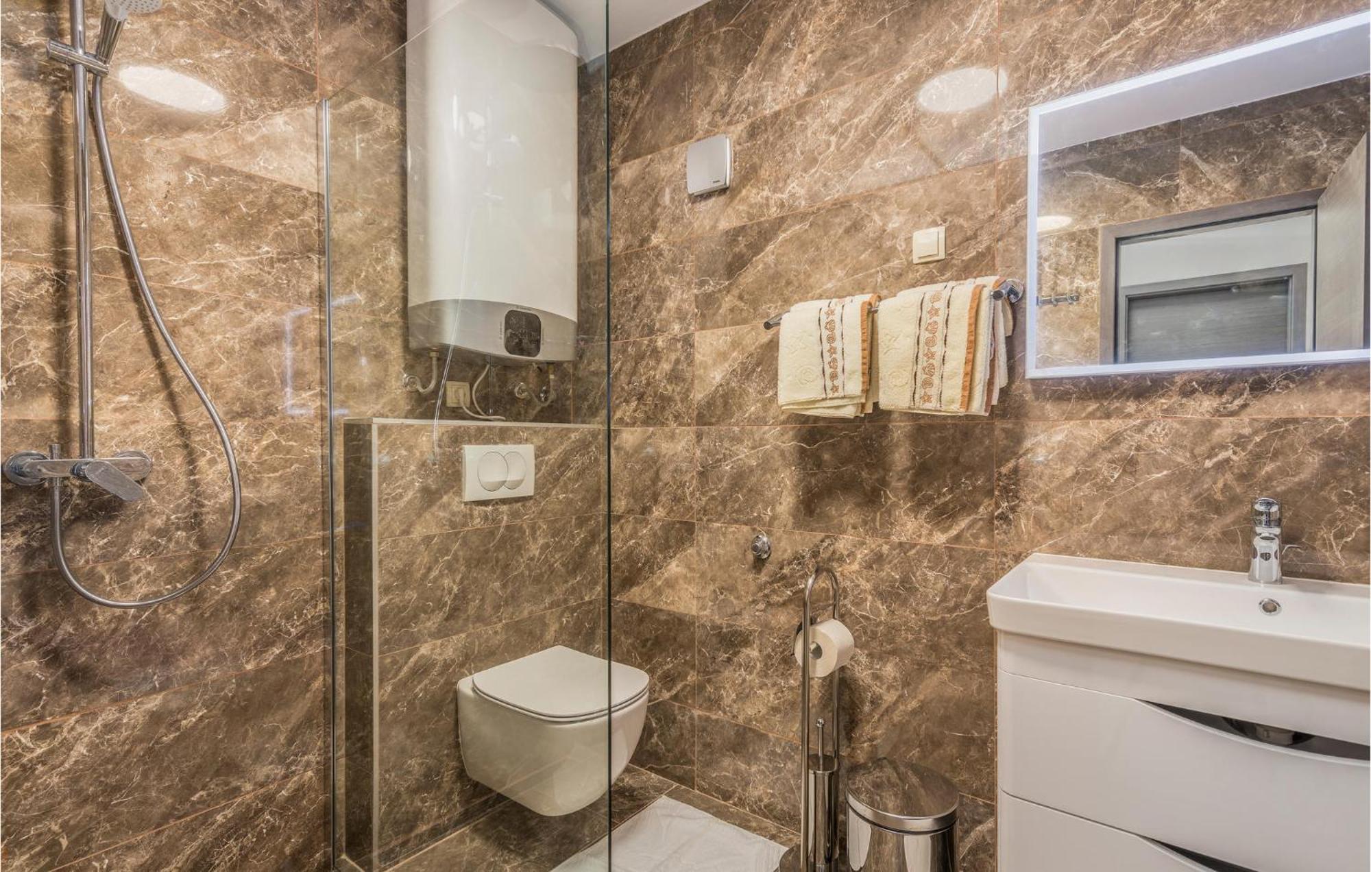 Lovely Apartment In Mali Losinj With Kitchen Eksteriør billede